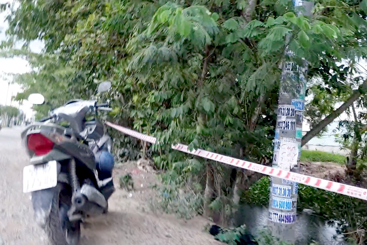 Nhóm thanh niên đuổi nhau bằng xe máy, một người lao xuống kênh tử vong - 2
