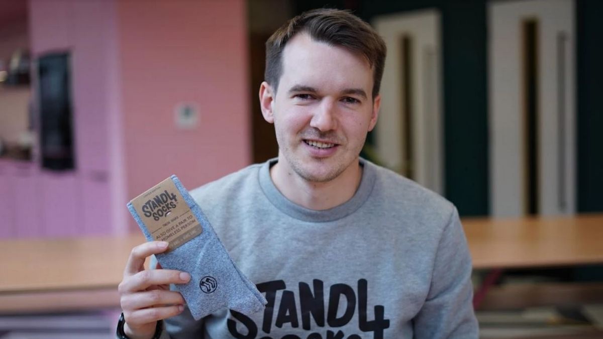 Kiếm 1 triệu bảng mỗi năm nhờ ý tưởng bán tất độc đáo trên eBay - 1