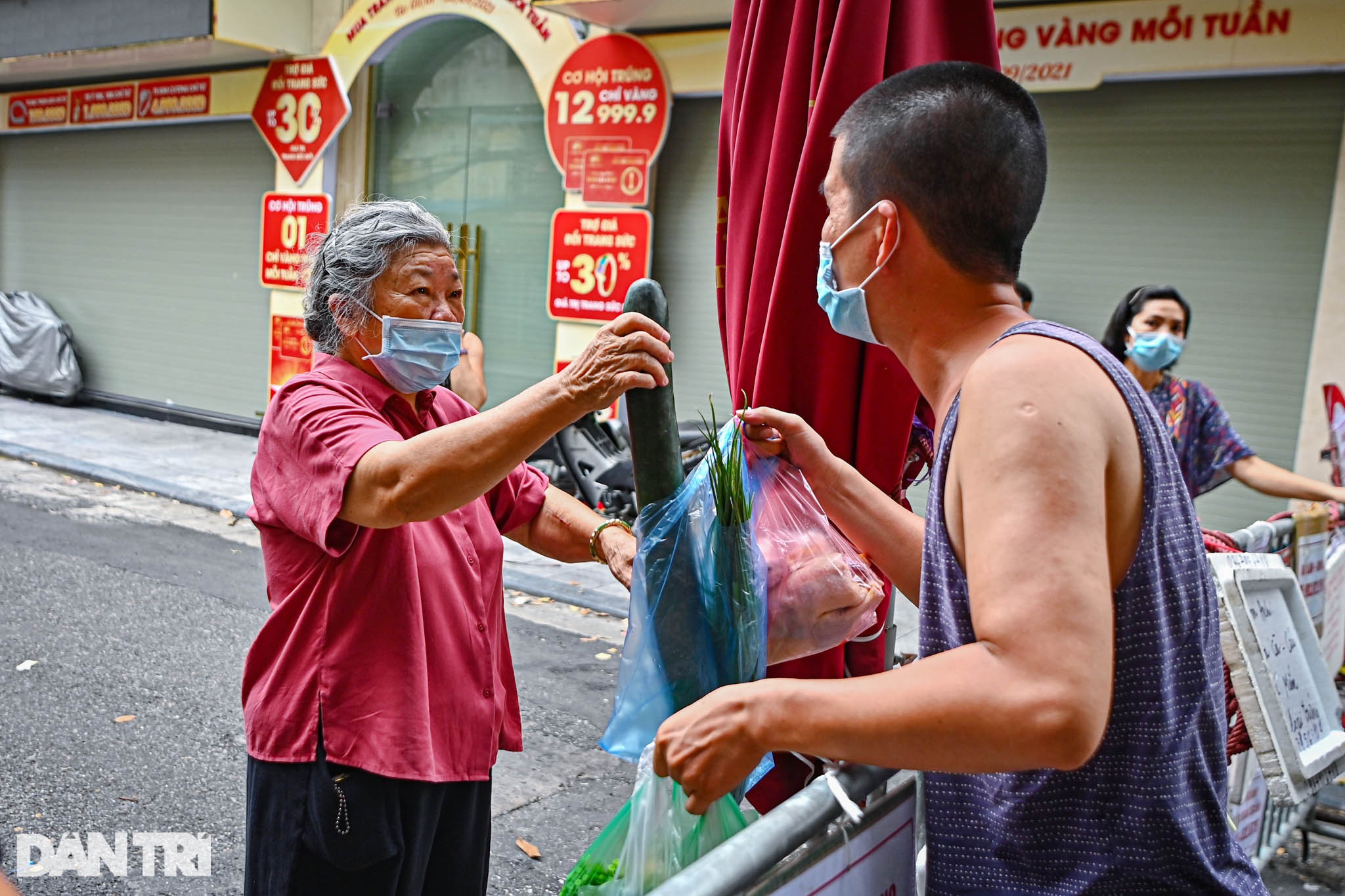 Độc lạ cách bán hàng mùa dịch chưa từng có tại khu chợ nhà giàu Hà Nội - 6