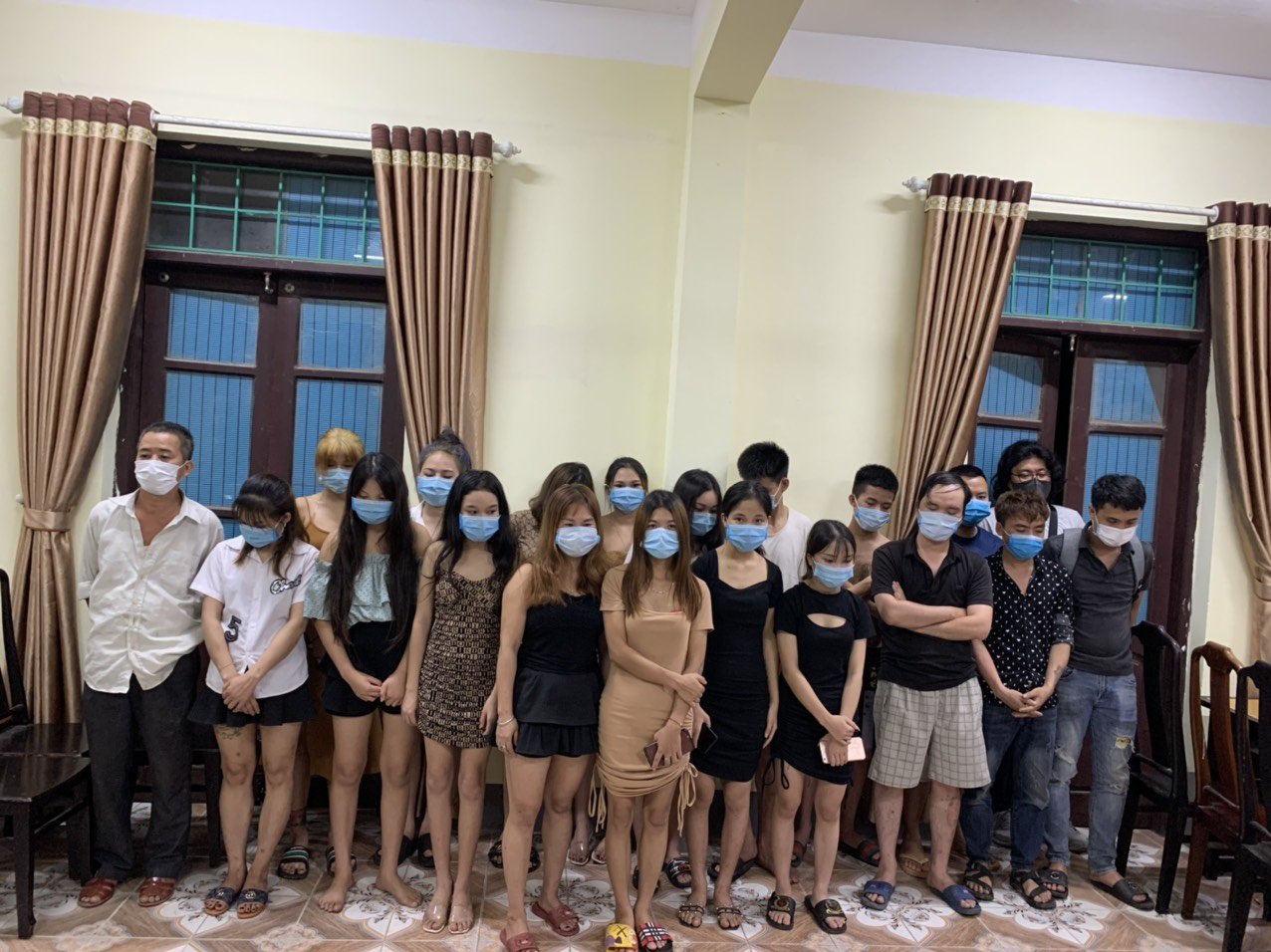 Khách hát karaoke chui vào... chuồng gà, nhảy xuống ao khi thấy công an - 1