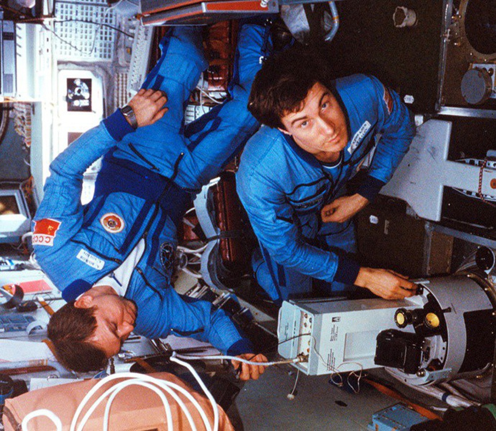 Chuyện ít biết về phi hành gia mắc kẹt ngoài không gian, sống sót kỳ diệu - 2