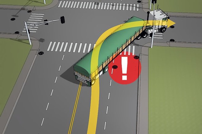 Lọt vào điểm mù xe tải, người phụ nữ đi xe máy thoát chết đầy may mắn - 2