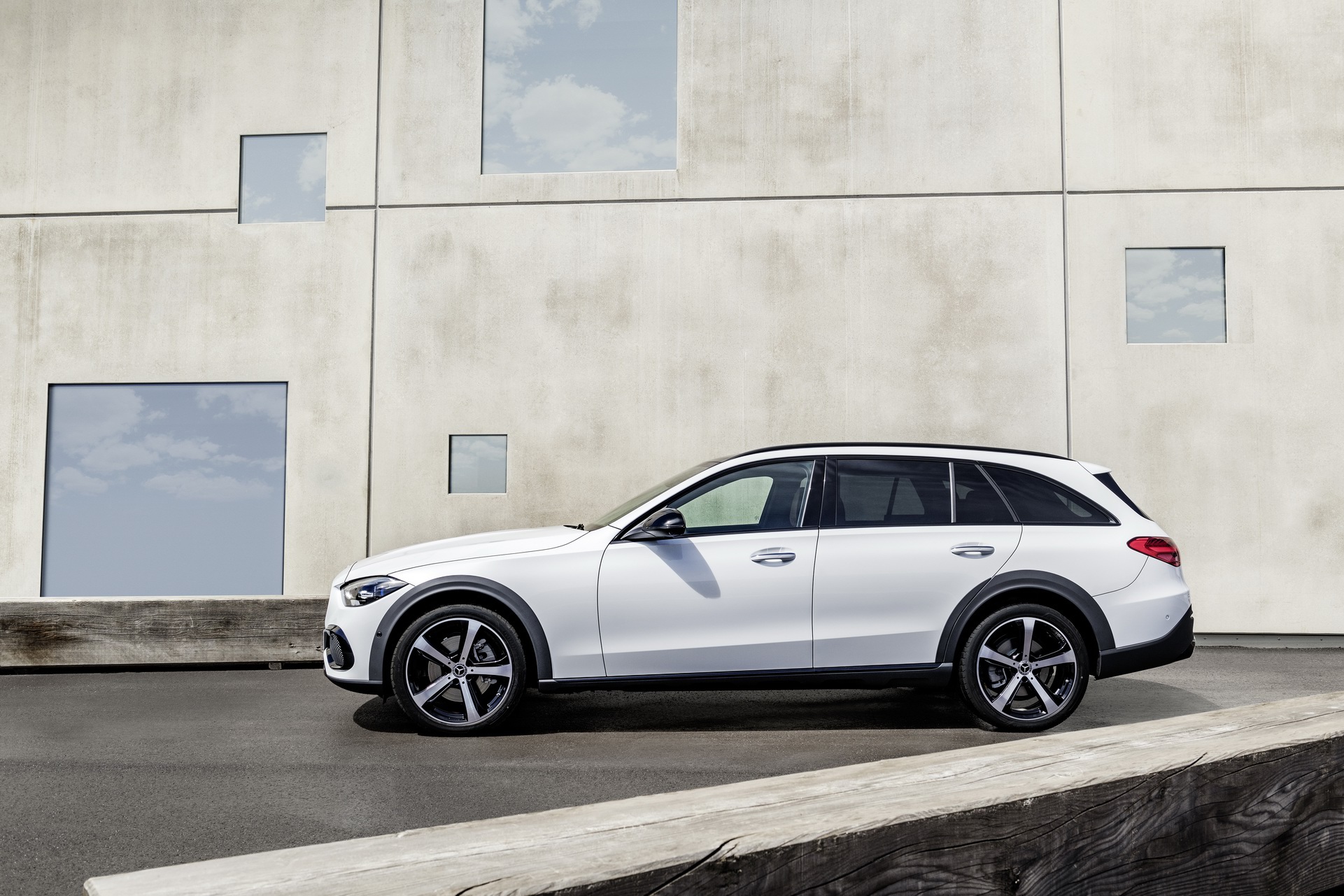 Mercedes-Benz C-Class có thêm phiên bản gầm cao All-Terrain - 2