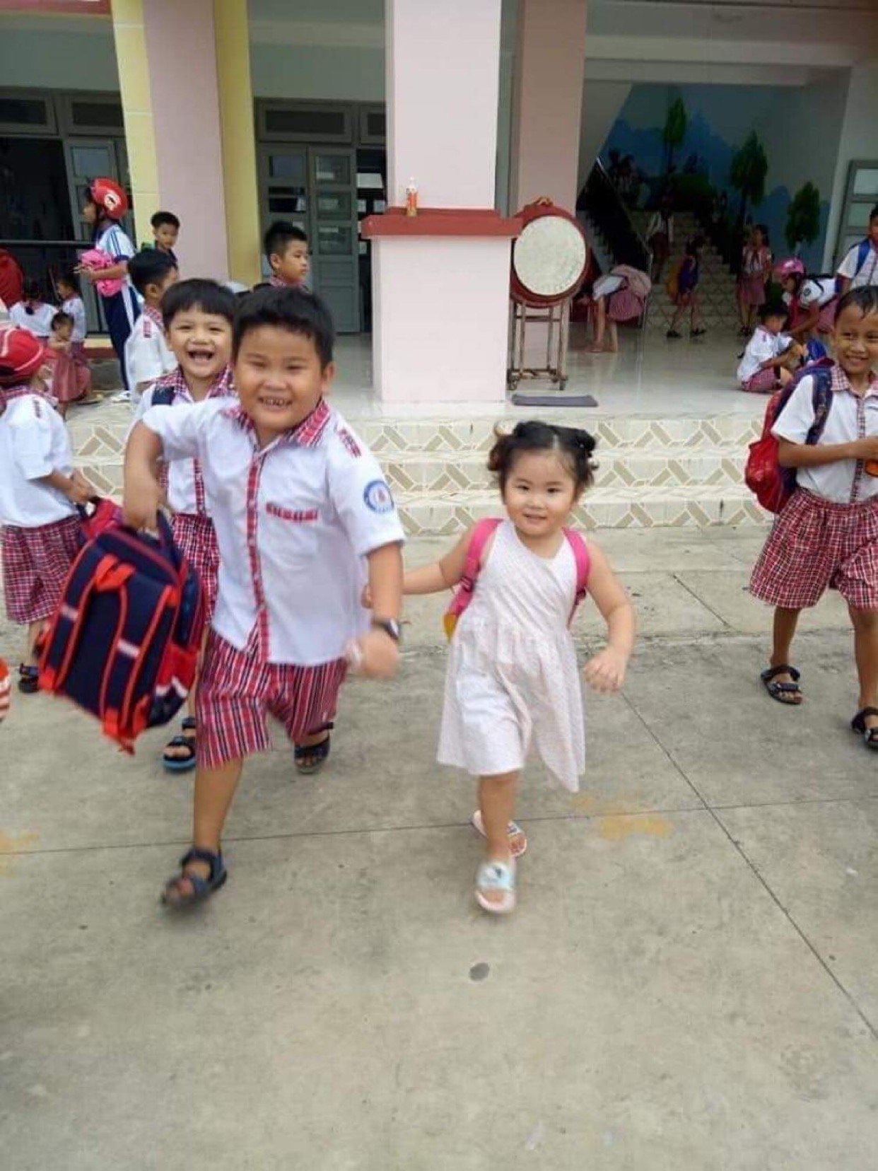 Xúc động bức thư bé trai gửi bố mẹ đang xa nhà để đi chống dịch - 2