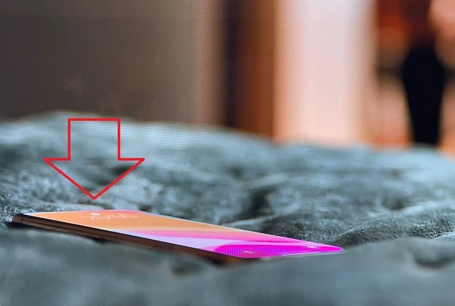 Chiếc iPhone bí ẩn xuất hiện trong series phim do Apple sản xuất - 2