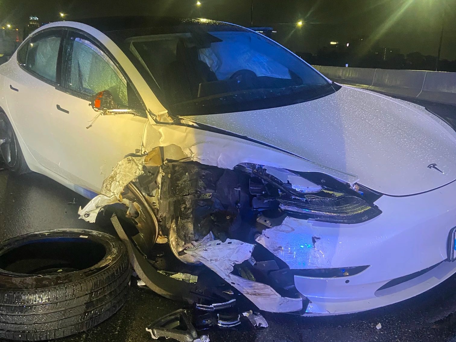 Vừa bật tính năng Autopilot, xe Tesla đã đâm gục xe cảnh sát - 4