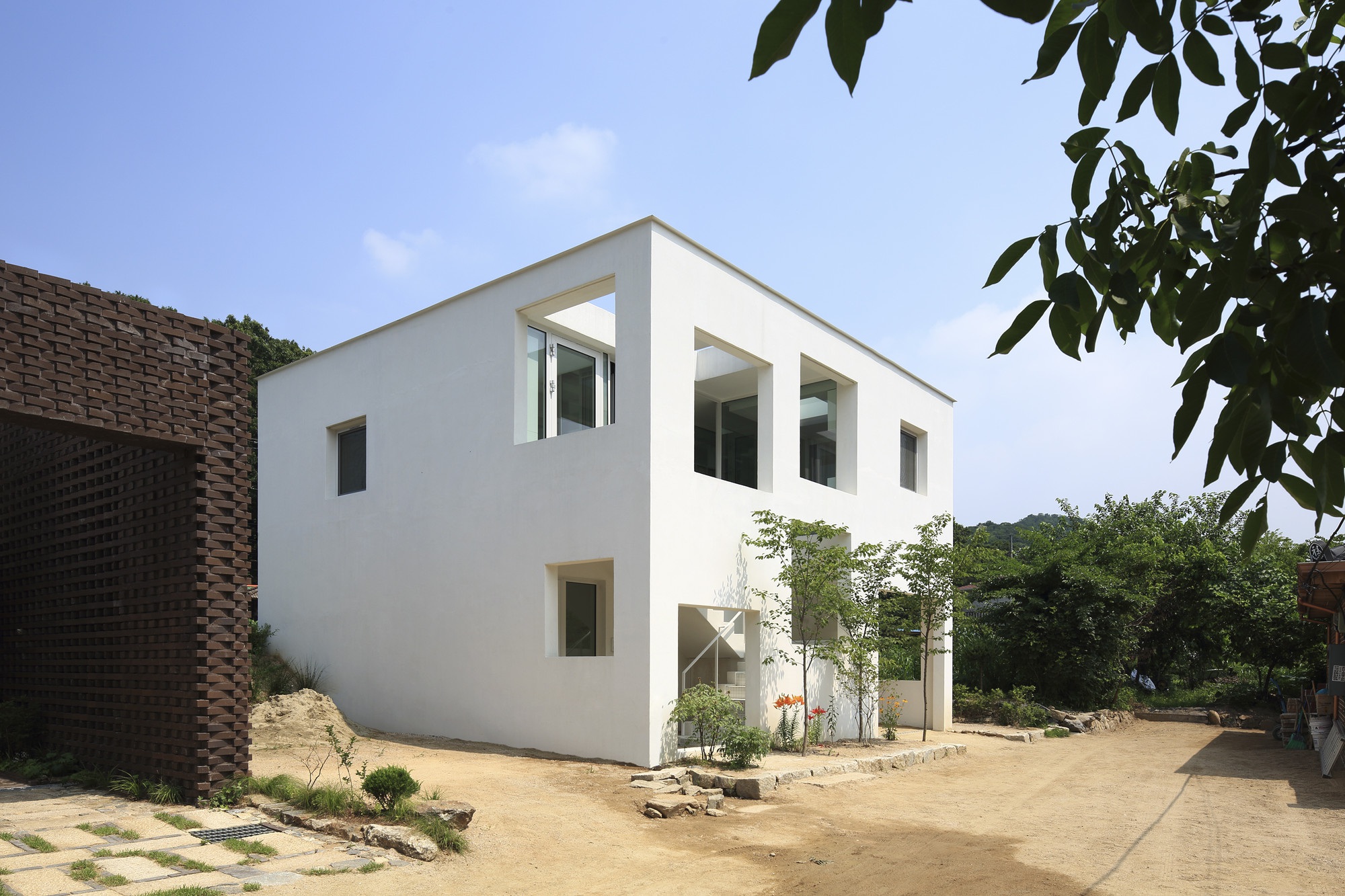 Ngôi nhà có cách giấu đồ nội thất dọc hành lang độc đáo - 1