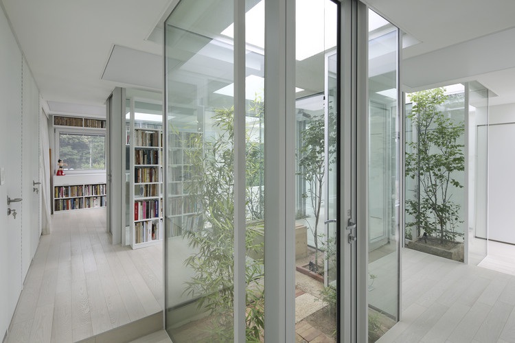 Ngôi nhà có cách giấu đồ nội thất dọc hành lang độc đáo - 5