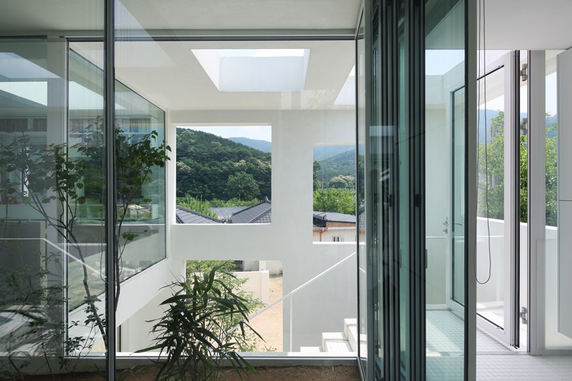 Ngôi nhà có cách giấu đồ nội thất dọc hành lang độc đáo - 4