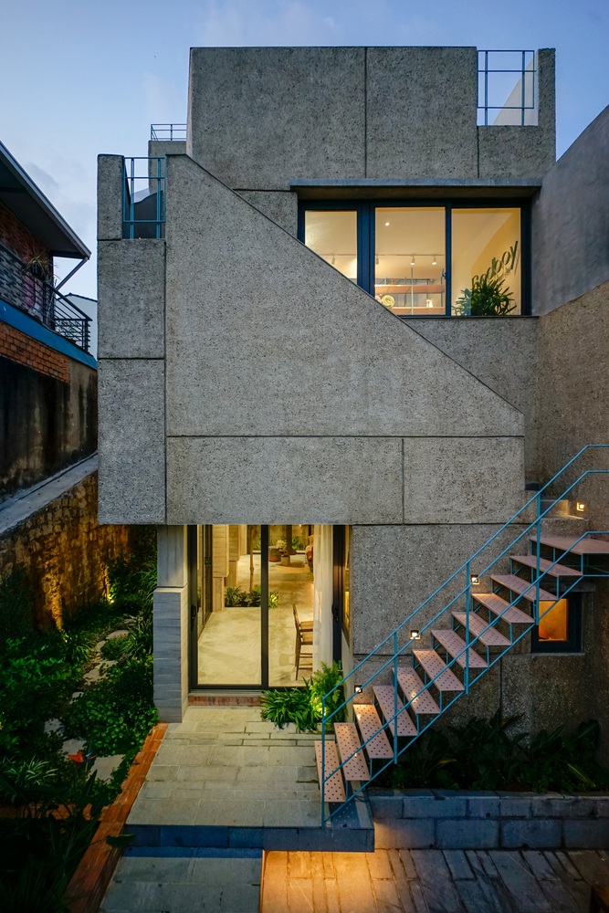 Ngôi nhà Đà Lạt nằm trên sườn dốc với đầy cây lá bên trong - 6