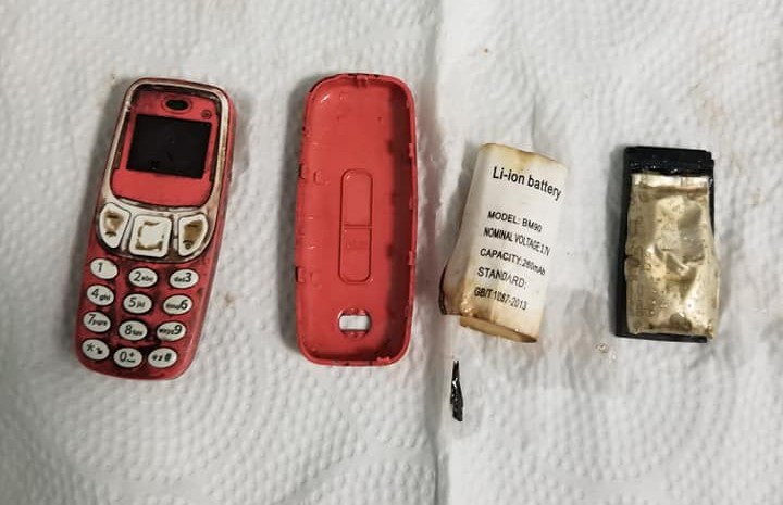 Hy hữu người đàn ông nuốt cả chiếc điện thoại di động vào bụng - 2