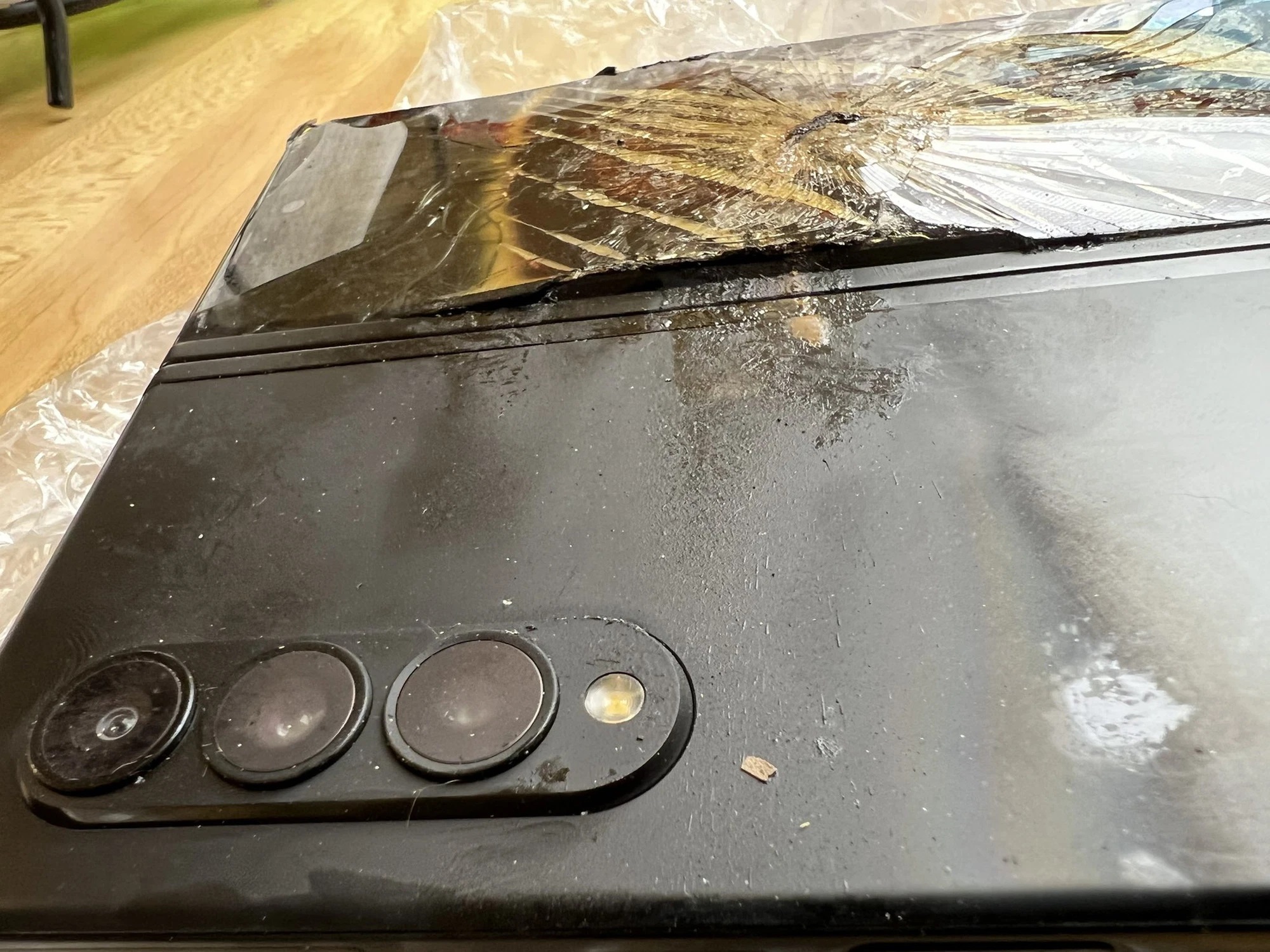 Chiếc smartphone Galaxy Z Fold3 bị hư hại sau vụ nổ.