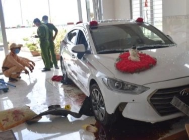 Nữ tài xế lái xe lao vào phòng khách, tông trúng người, nghi nhầm chân ga - 1