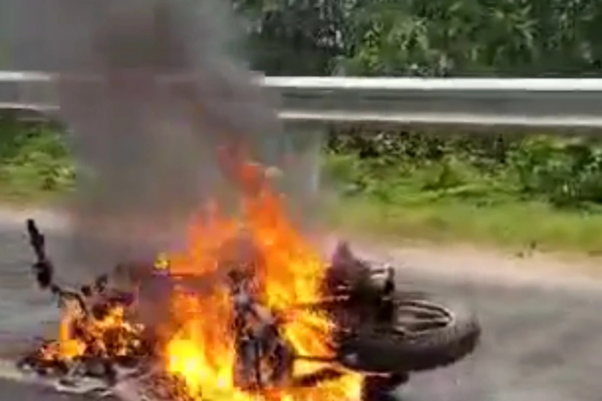 Xe máy bốc cháy sau khi bị áo mưa quấn vào bánh - 1