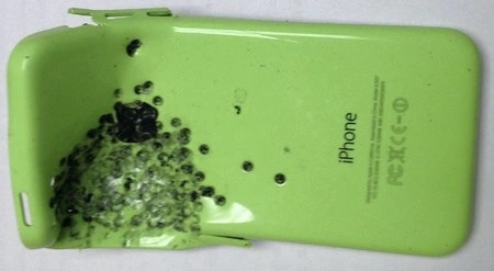 Hình ảnh chiếc iPhone 5C của Daniel Kennedy bị hư hại sau khi bị những mảnh đạn găm vào.