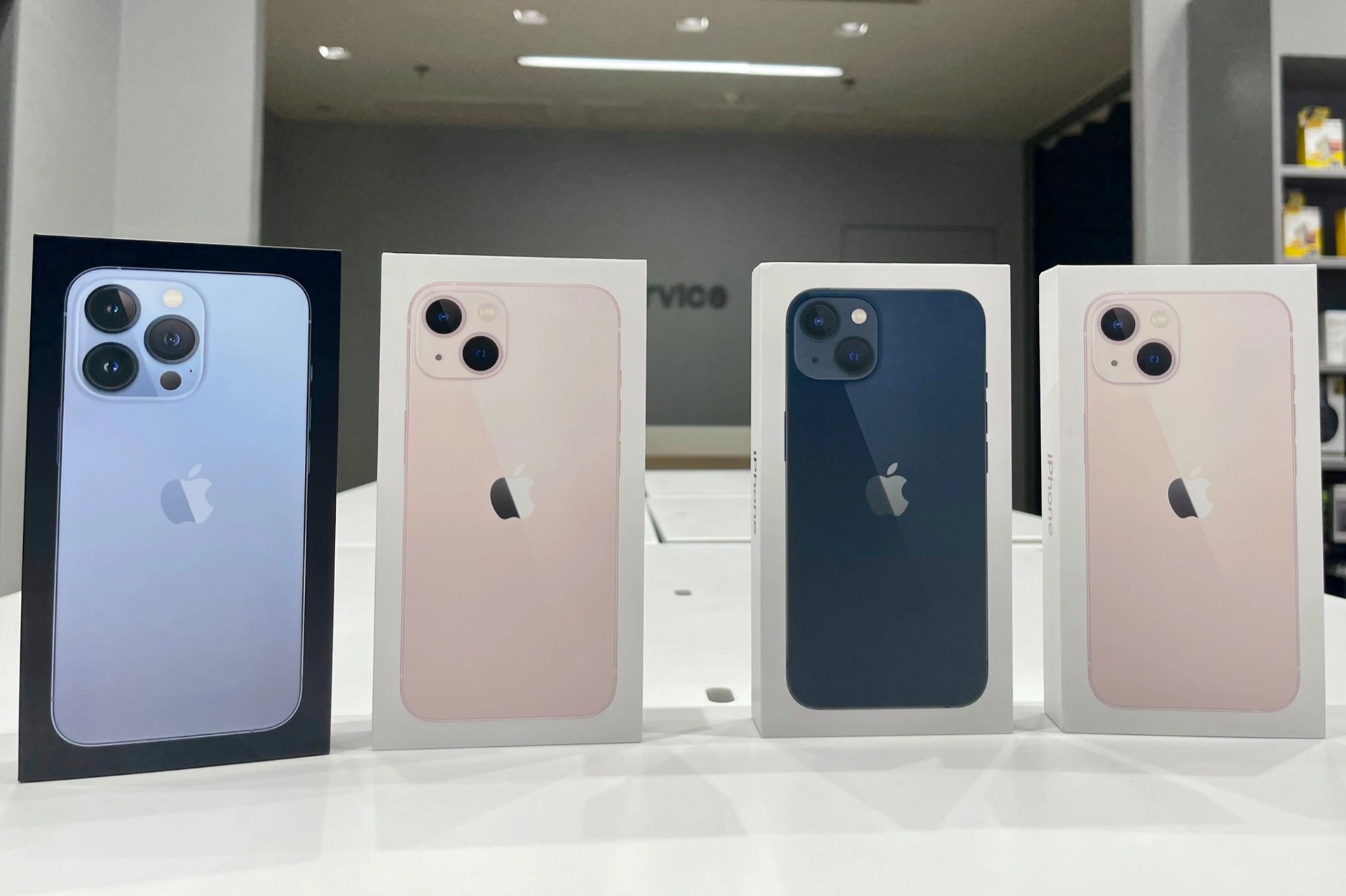 Sau iPhone 12, iPhone 13 'giá rẻ' lại đổ bộ về Việt Nam, có nên mua?