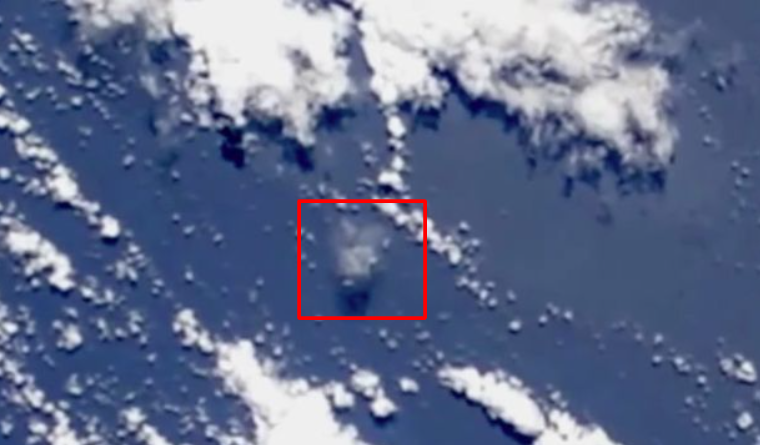 Ngỡ ngàng UFO hình khối lơ lửng trên đại dương, chuẩn bị bay vào không gian - 1