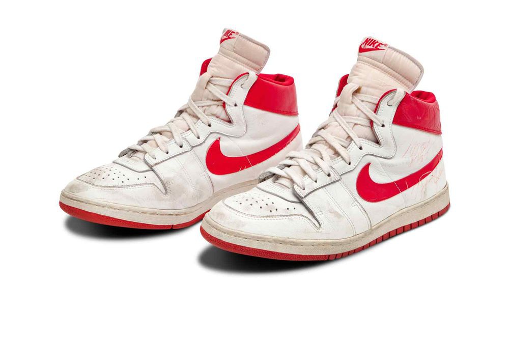 Ai chi 1,47 triệu USD mua đôi giày của huyền thoại bóng rổ Michael Jordan? - 1