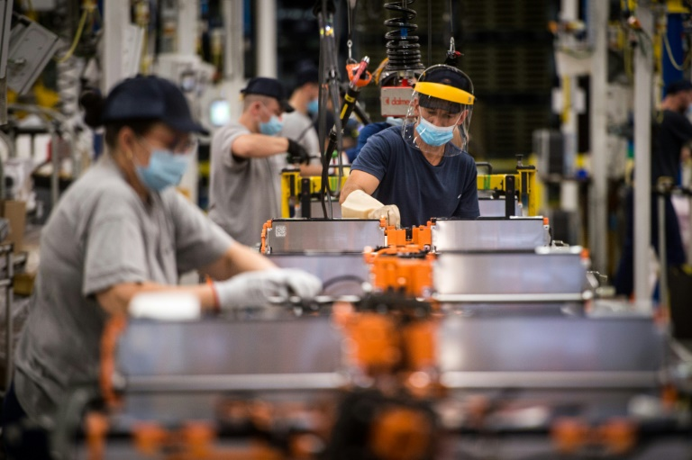 Các nhà sản xuất ô tô gấp rút chuẩn bị tái chế hàng triệu pin ô tô điện - 2