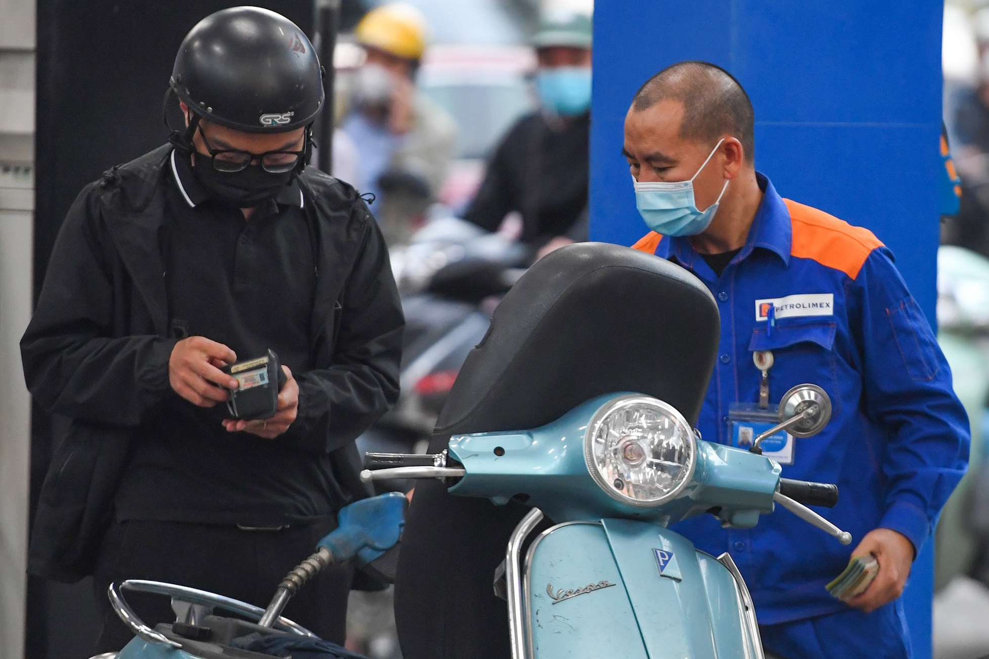 Giá xăng dầu sắp giảm mạnh? - 1