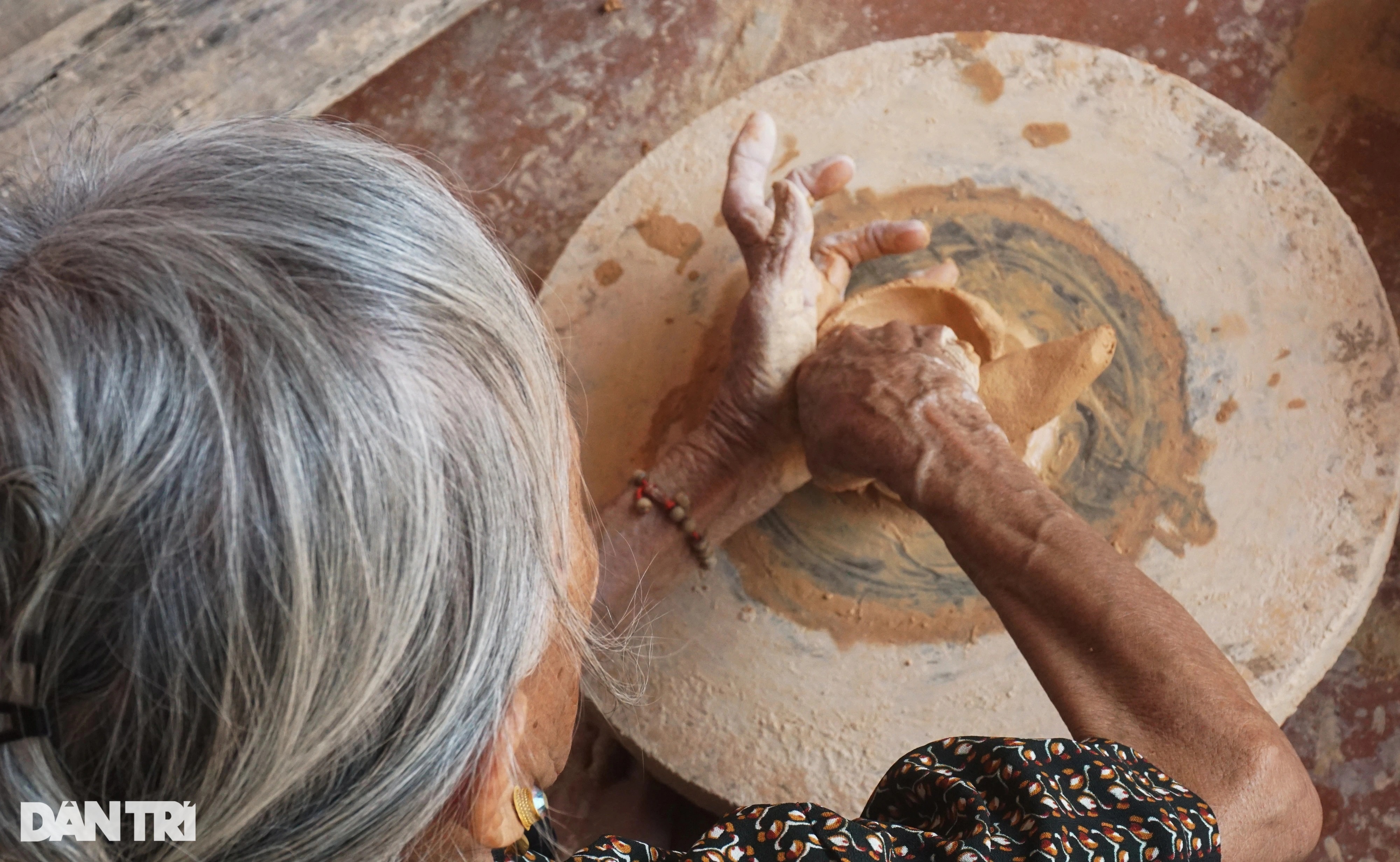 Thợ làm vàng đắt hàng ở làng kiếm tiền từ nghề... nghịch đất - 3