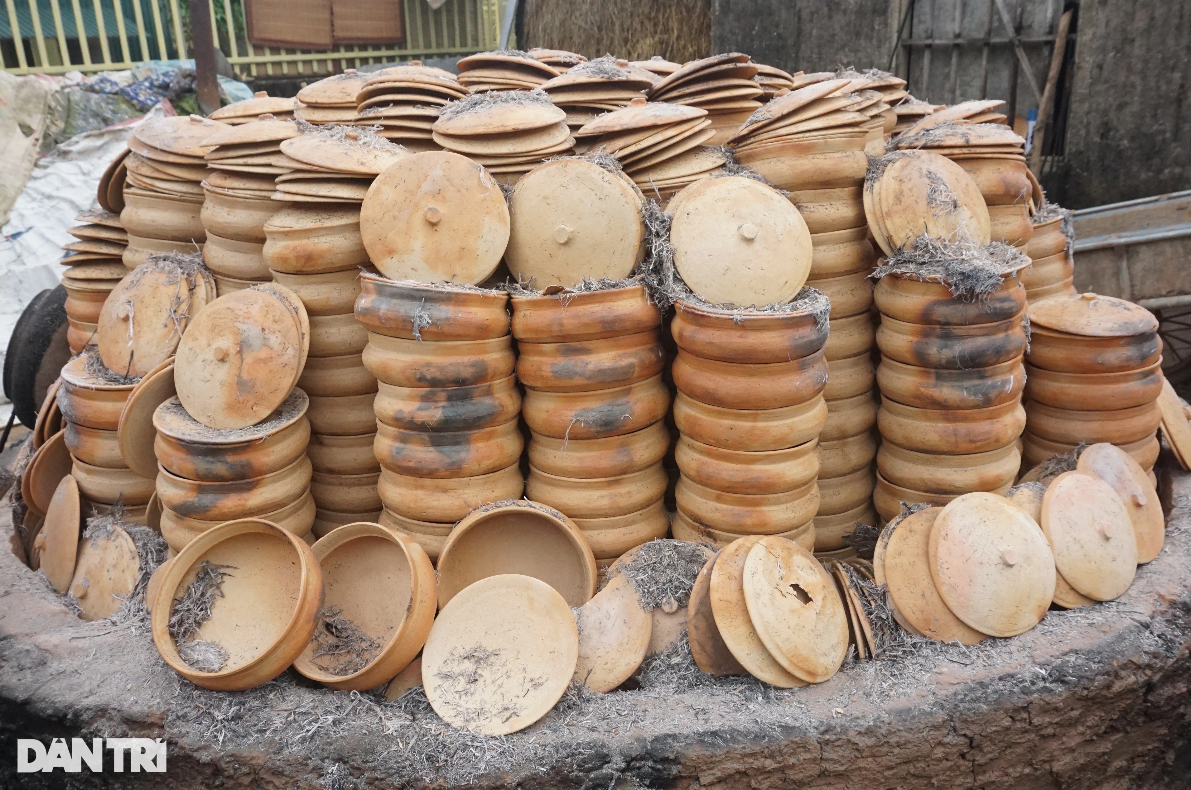 Thợ làm vàng đắt hàng ở làng kiếm tiền từ nghề... nghịch đất - 12