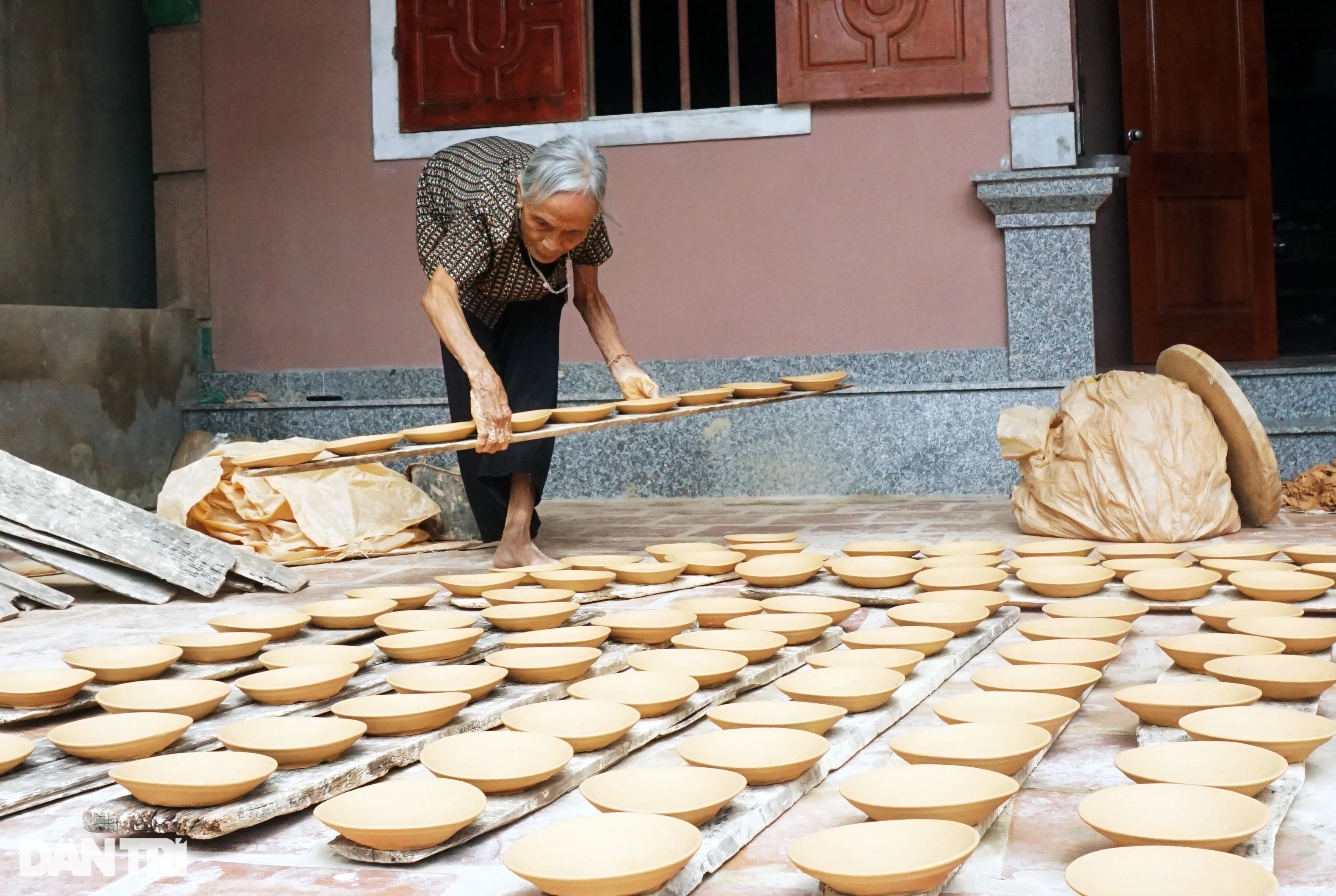Thợ làm vàng đắt hàng ở làng kiếm tiền từ nghề... nghịch đất - 9