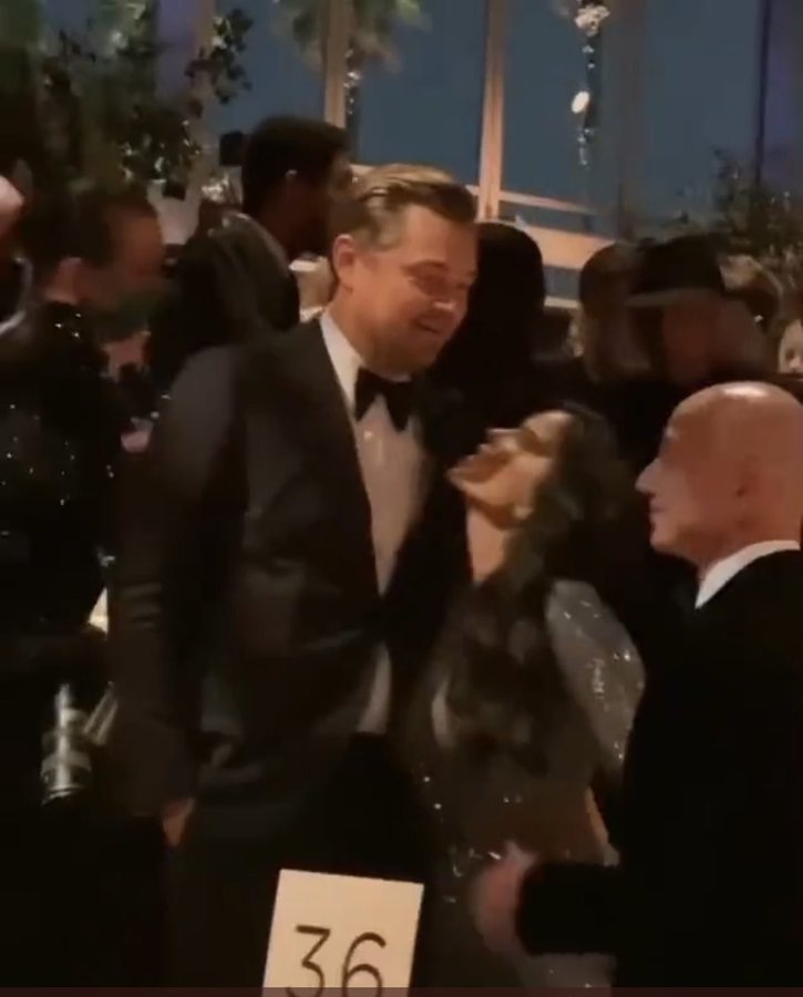 Khoảnh khắc bạn gái ông chủ Amazon nhìn