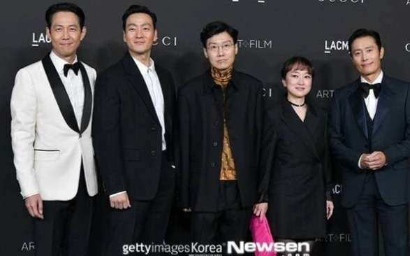 Lee Jung Jae của Trò chơi con mực đẹp đôi bên bạn gái tài phiệt tại Mỹ - 3