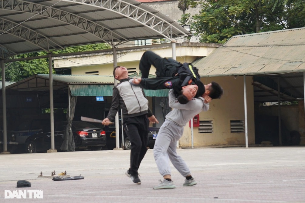 Xem chiến sĩ cảnh sát cơ động dùng răng kéo xe, đập đá trên bụng - 11