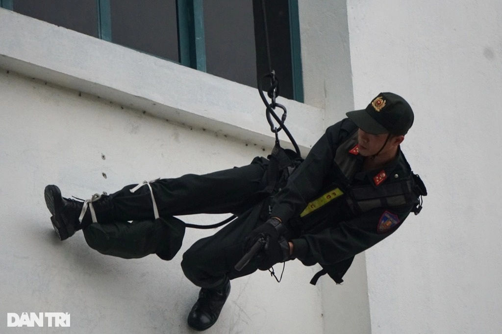 Xem chiến sĩ cảnh sát cơ động dùng răng kéo xe, đập đá trên bụng - 13