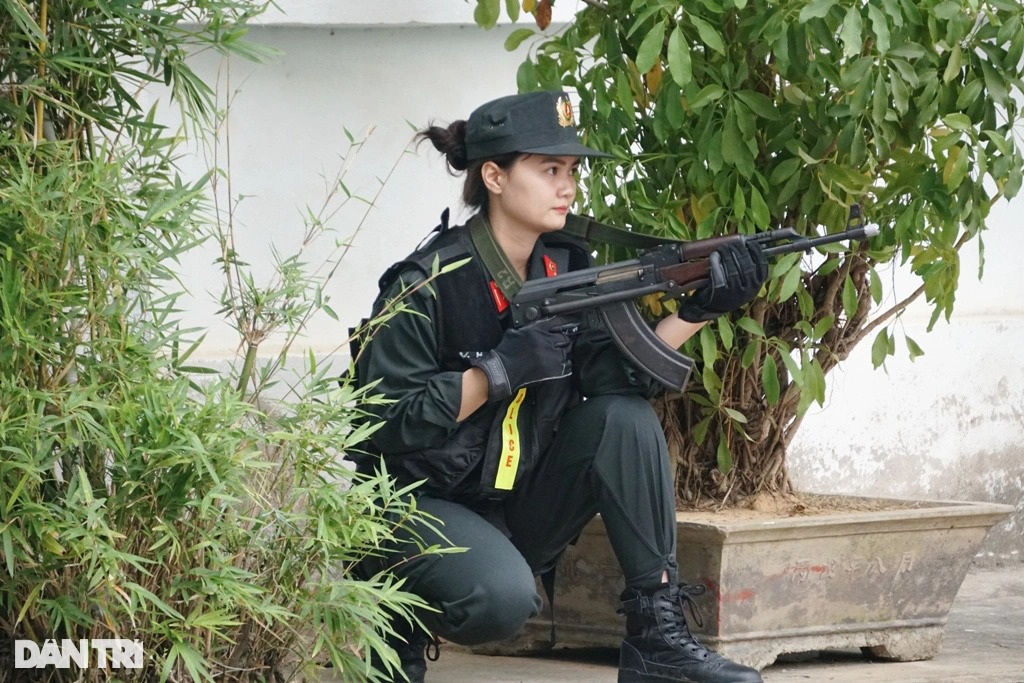 Xem chiến sĩ cảnh sát cơ động dùng răng kéo xe, đập đá trên bụng - 14