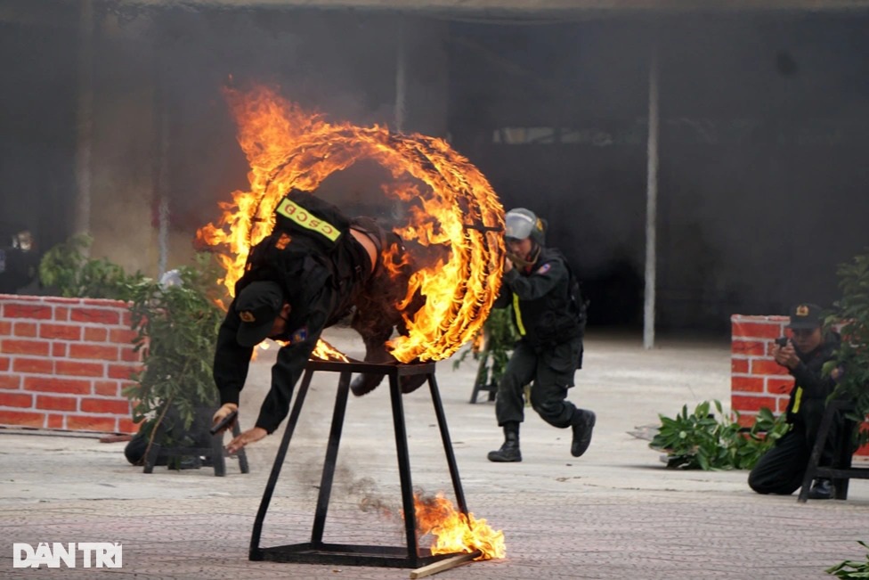 Xem chiến sĩ cảnh sát cơ động dùng răng kéo xe, đập đá trên bụng - 3