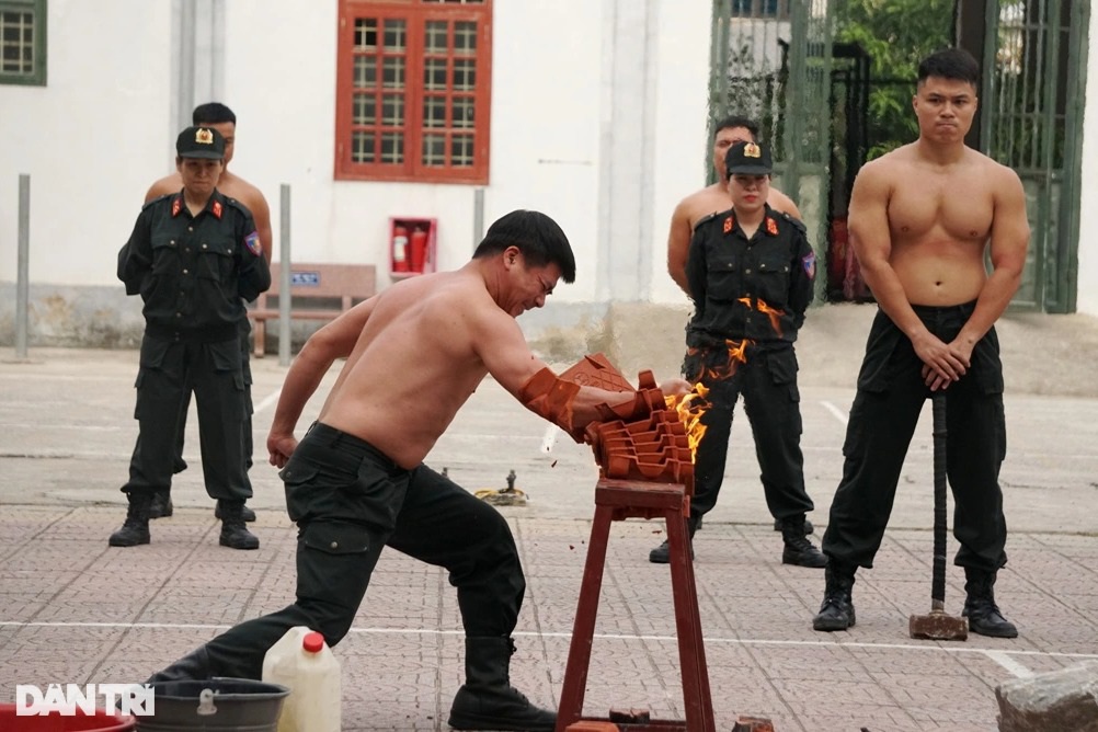 Xem chiến sĩ cảnh sát cơ động dùng răng kéo xe, đập đá trên bụng - 5