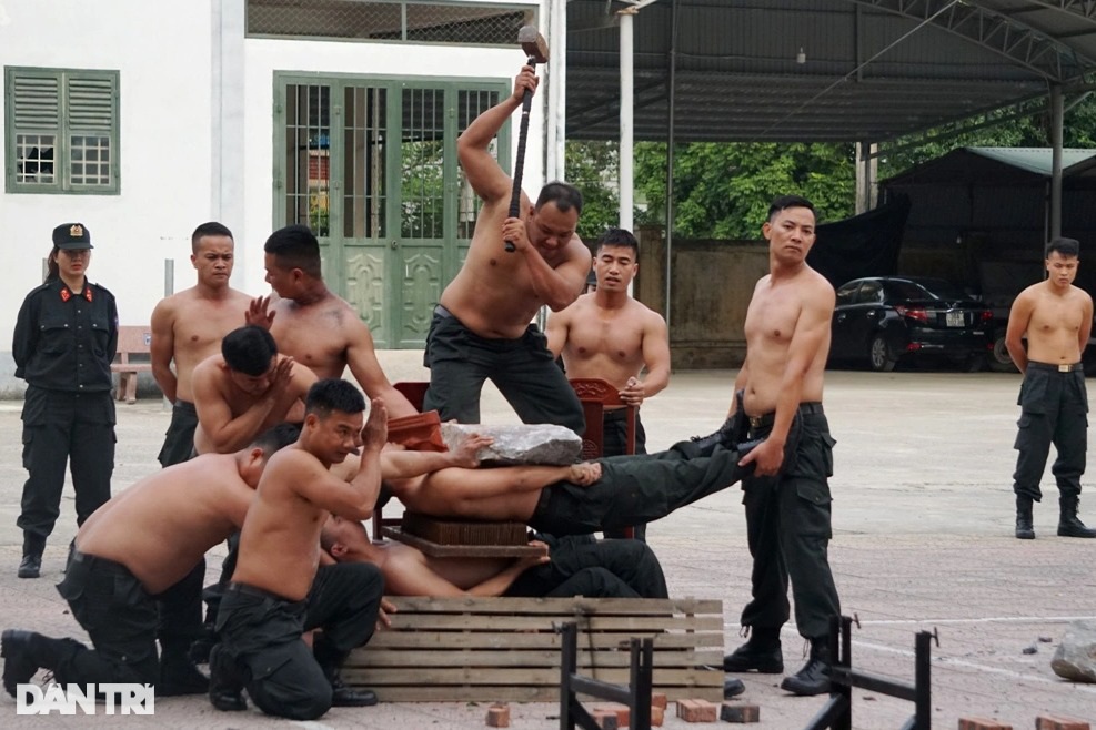Xem chiến sĩ cảnh sát cơ động dùng răng kéo xe, đập đá trên bụng - 7