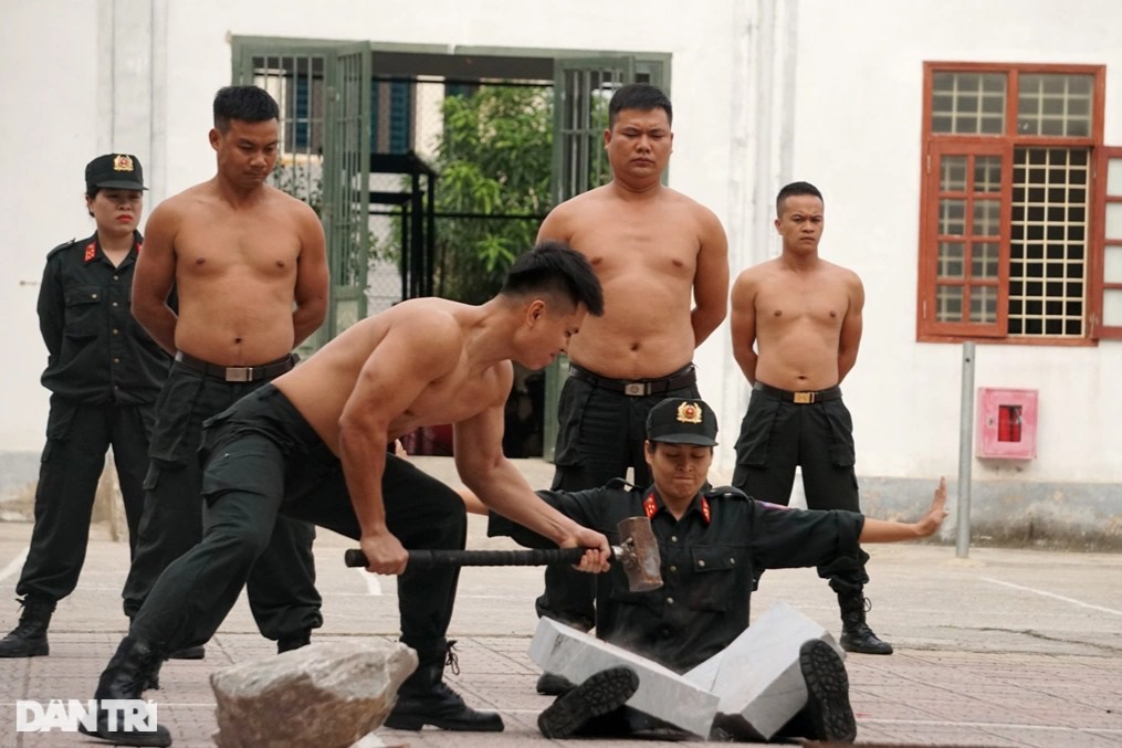 Xem chiến sĩ cảnh sát cơ động dùng răng kéo xe, đập đá trên bụng - 8