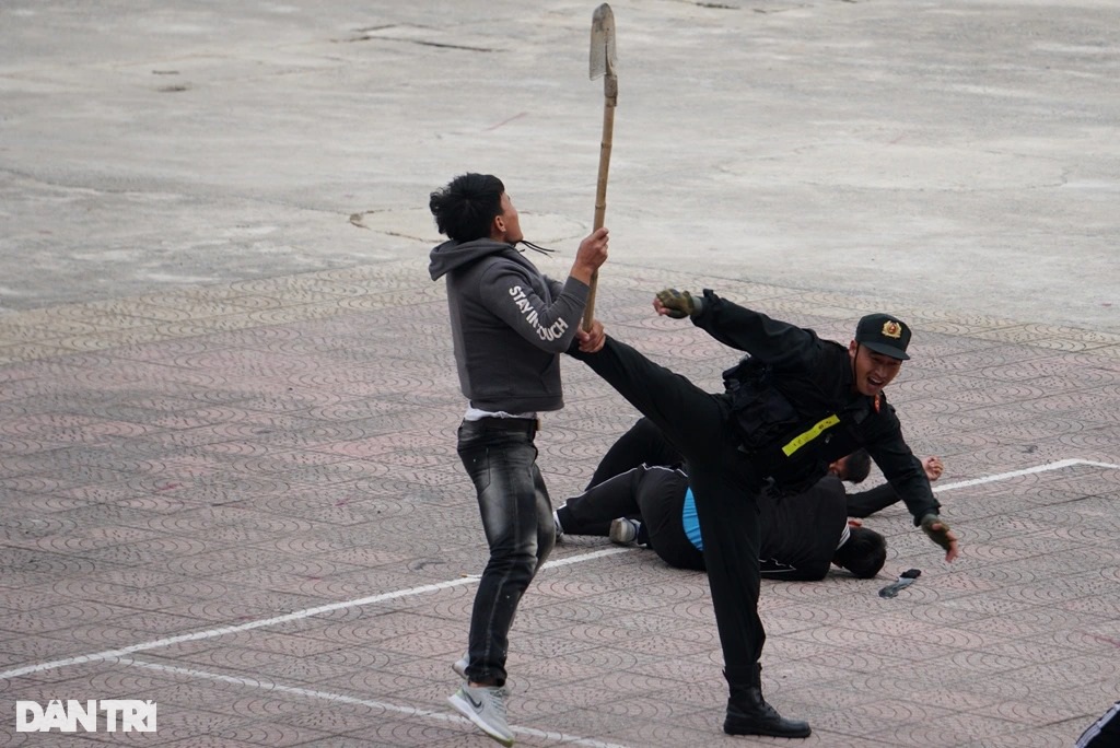 Xem chiến sĩ cảnh sát cơ động dùng răng kéo xe, đập đá trên bụng - 10