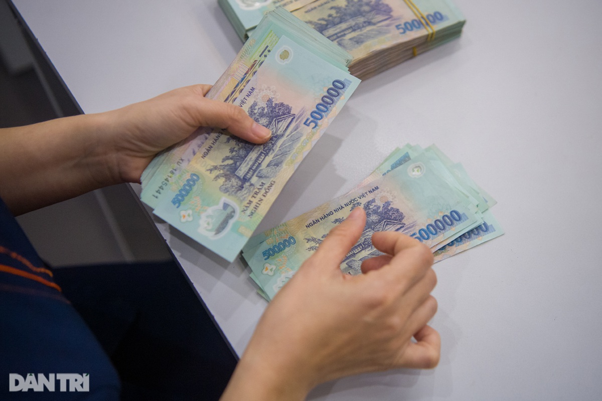 Chuyện hy hữu: Nhân viên ngân hàng ế đổi tiền mới ngày Tết - 1