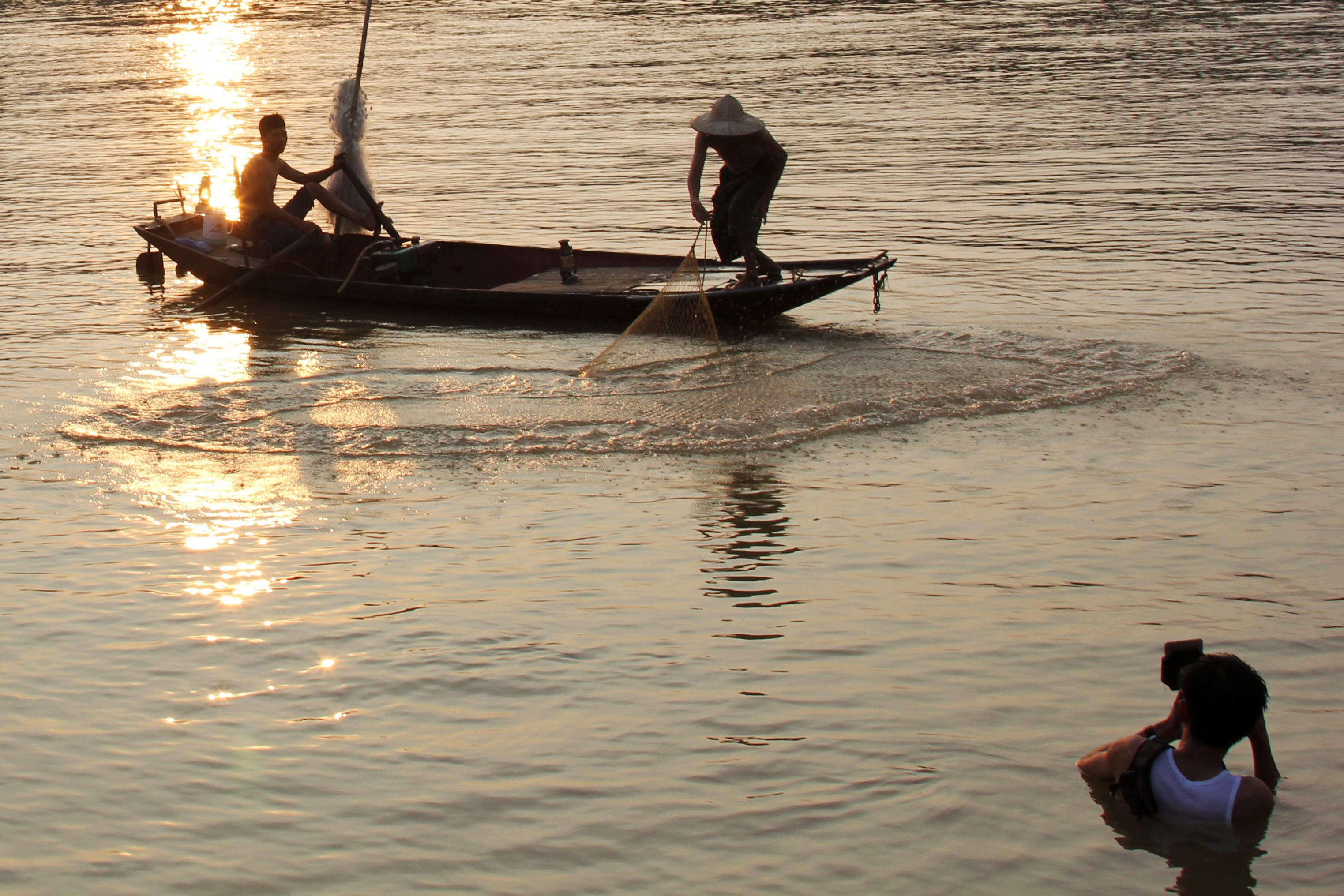 Những người ngắm đời qua khe hẹp, kiếm tiền triệu mỗi ngày - 1