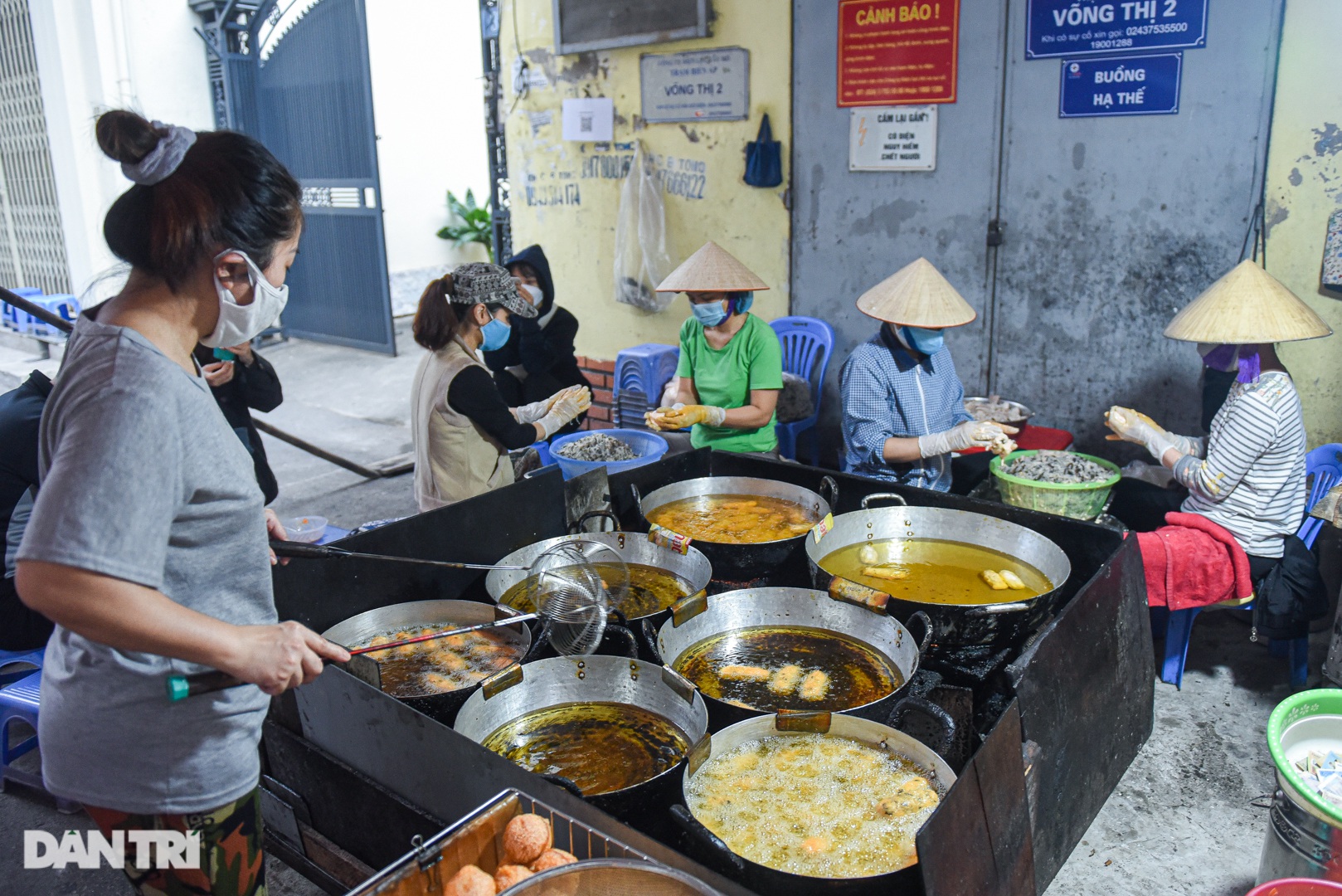 Thực khách xếp hàng san sát chờ mua bánh rán 30 năm tuổi ở Hà Nội - 9