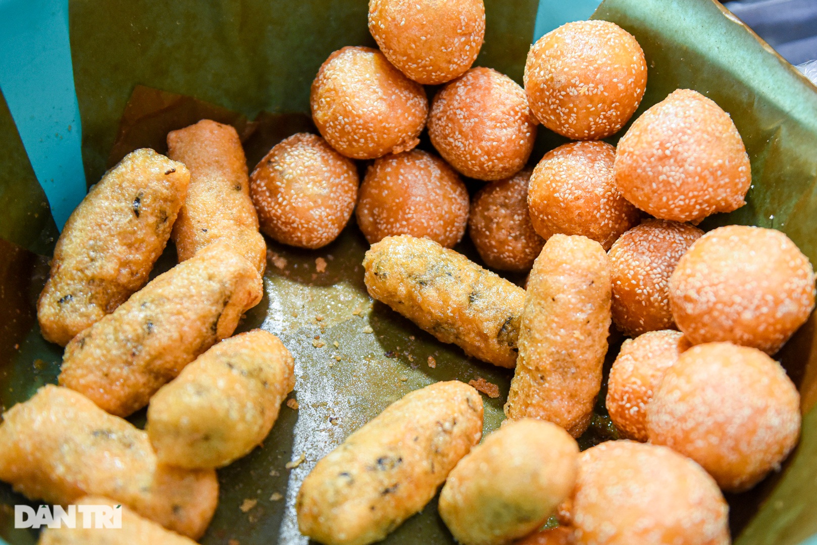 Thực khách xếp hàng san sát chờ mua bánh rán 30 năm tuổi ở Hà Nội - 1