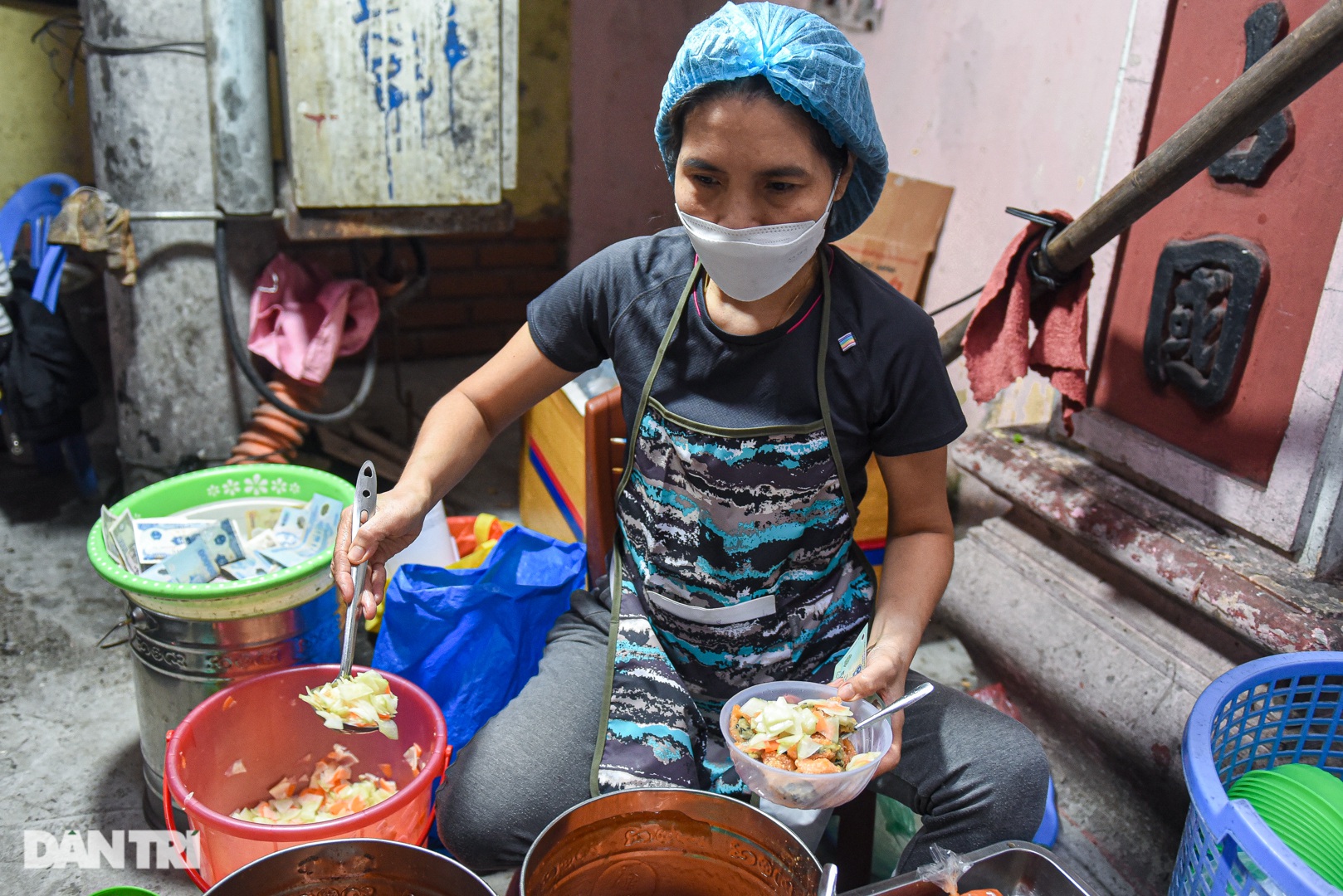 Thực khách xếp hàng san sát chờ mua bánh rán 30 năm tuổi ở Hà Nội - 11