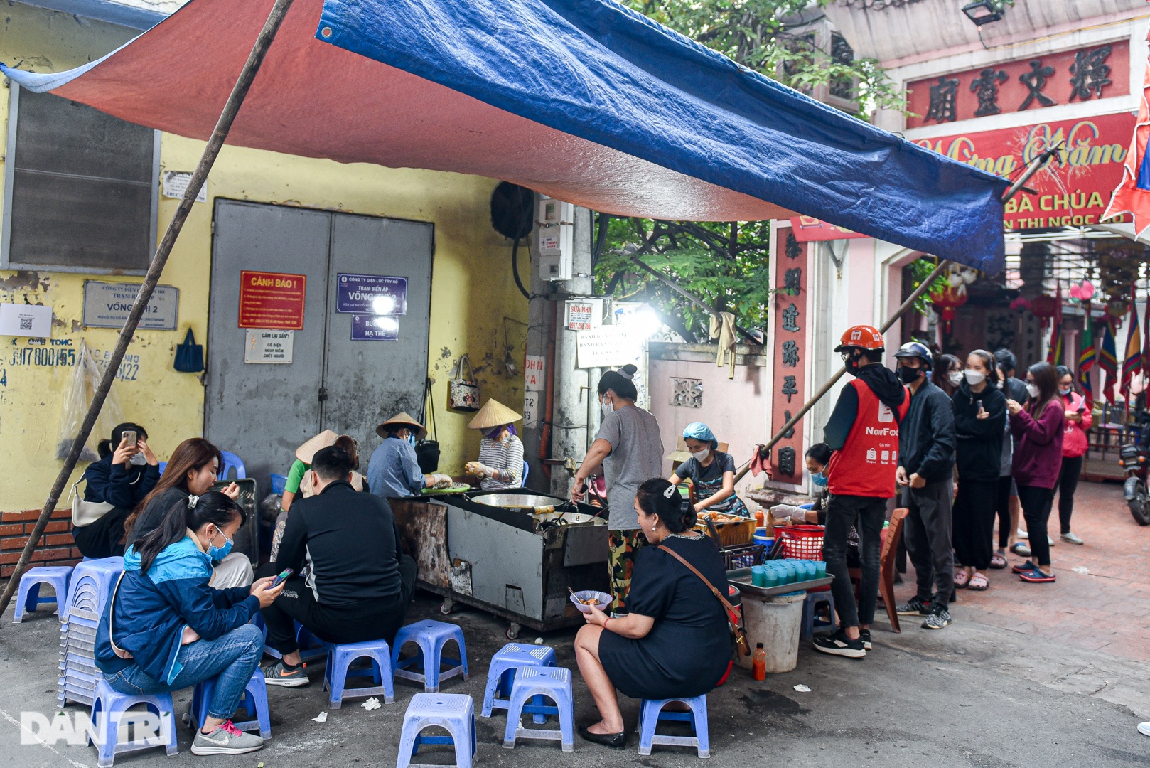 Thực khách xếp hàng san sát chờ mua bánh rán 30 năm tuổi ở Hà Nội - 3