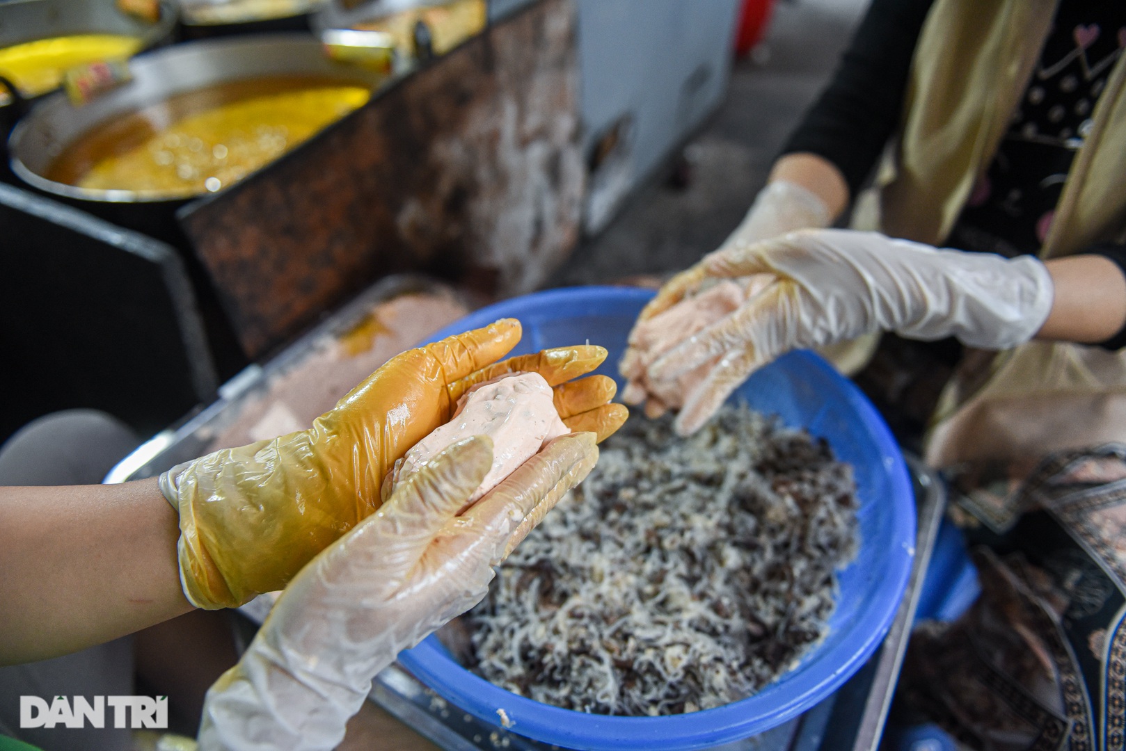 Thực khách xếp hàng san sát chờ mua bánh rán 30 năm tuổi ở Hà Nội - 8