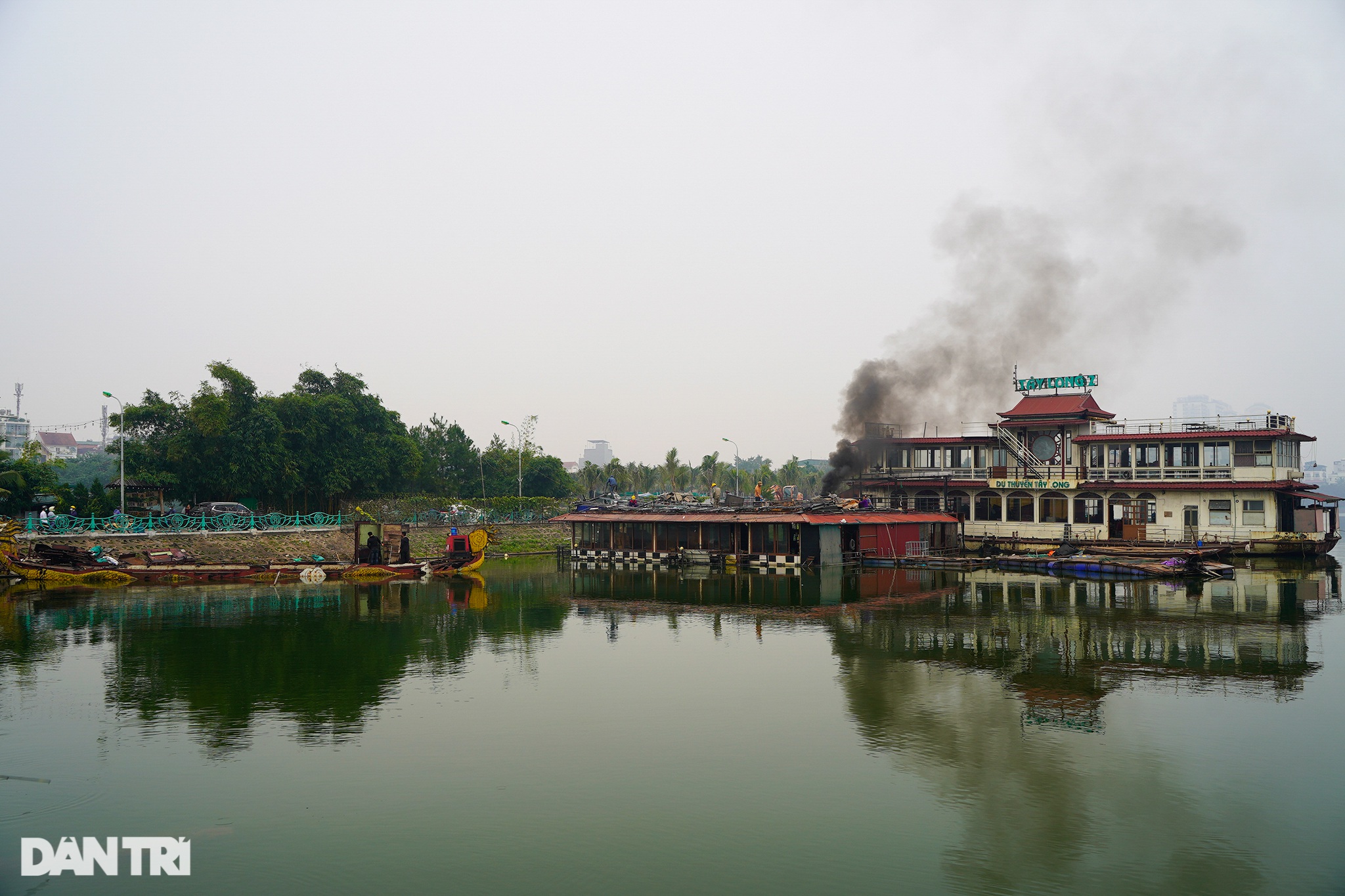 Hà Nội: Cận cảnh tháo dỡ bãi tàu thuyền hoang phế nhiều năm ở hồ Tây - 1