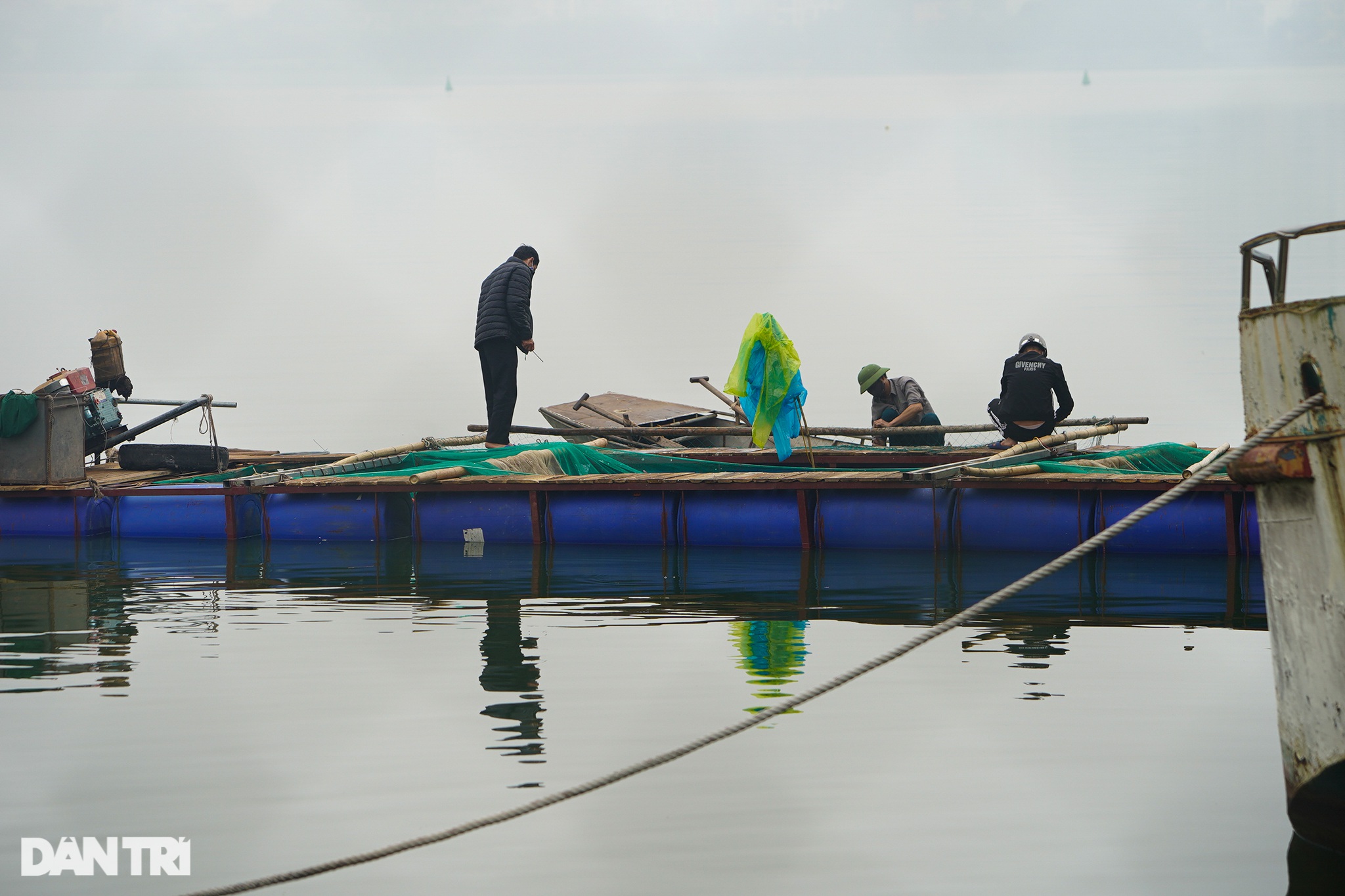 Hà Nội: Cận cảnh tháo dỡ bãi tàu thuyền hoang phế nhiều năm ở hồ Tây - 8