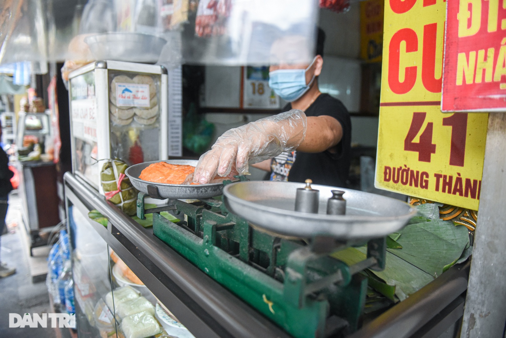 Hàng giò chả đông nhất Hà Nội 70 năm dùng chiếc cân đĩa... rách trăm tuổi - 8
