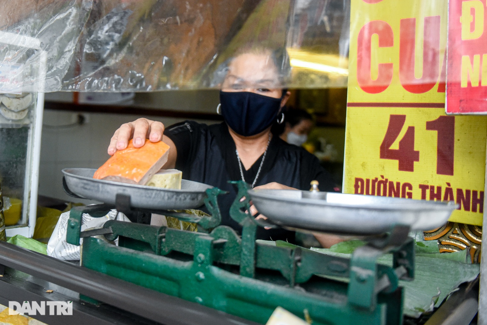 Hàng giò chả đông nhất Hà Nội 70 năm dùng chiếc cân đĩa... rách trăm tuổi - 6