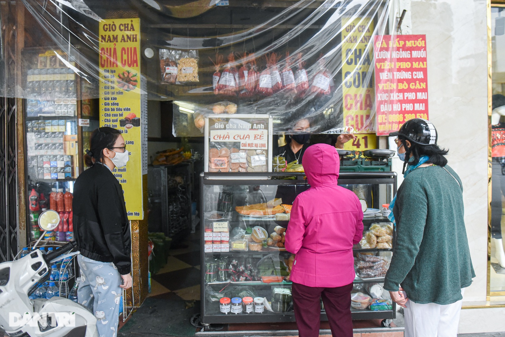 Hàng giò chả đông nhất Hà Nội 70 năm dùng chiếc cân đĩa... rách trăm tuổi - 1