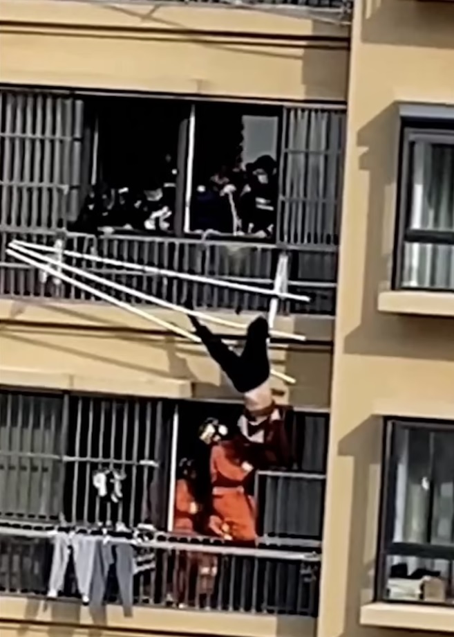 Thót tim khoảnh khắc cụ bà ngã nhào từ tầng 19 khi phơi quần áo - 1